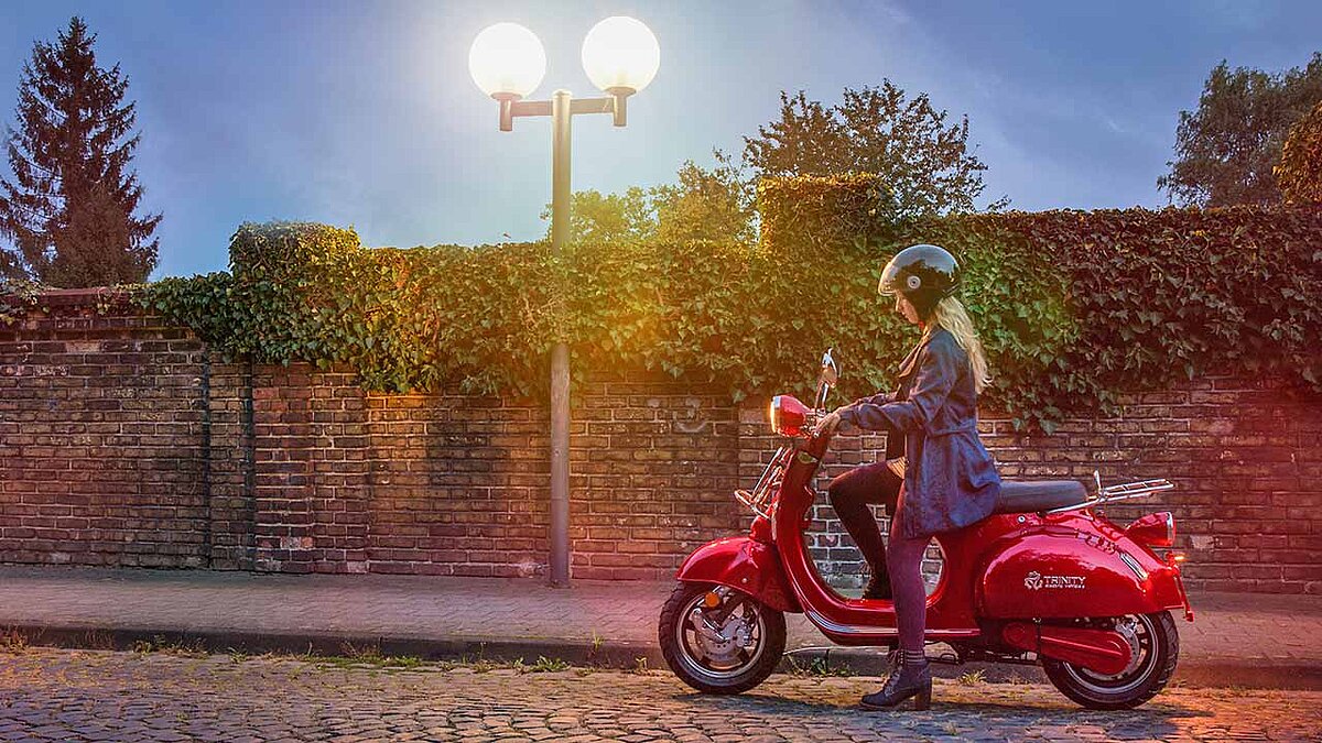 Zielgruppe schnelle Dame: Der Romex R erreicht mit bis zu 6 kW Spitzenleistung eine Topspeed von 75 km/h. 