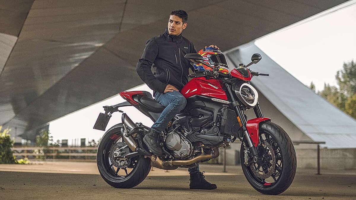 Der frisch gebackene Superbike-Werksfahrer Michael Ruben Rinaldi durfte die Neuheit seines Arbeitgebers präsentieren...