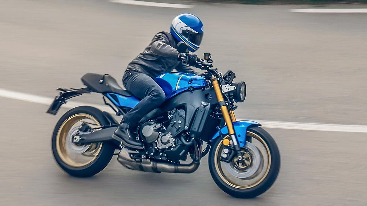 Erhielt eine neue Optik sowie die technischen Überarbeitungen der MT-09: Yamahas Neoklassiker XSR 900 des Modelljahrgangs 2022.