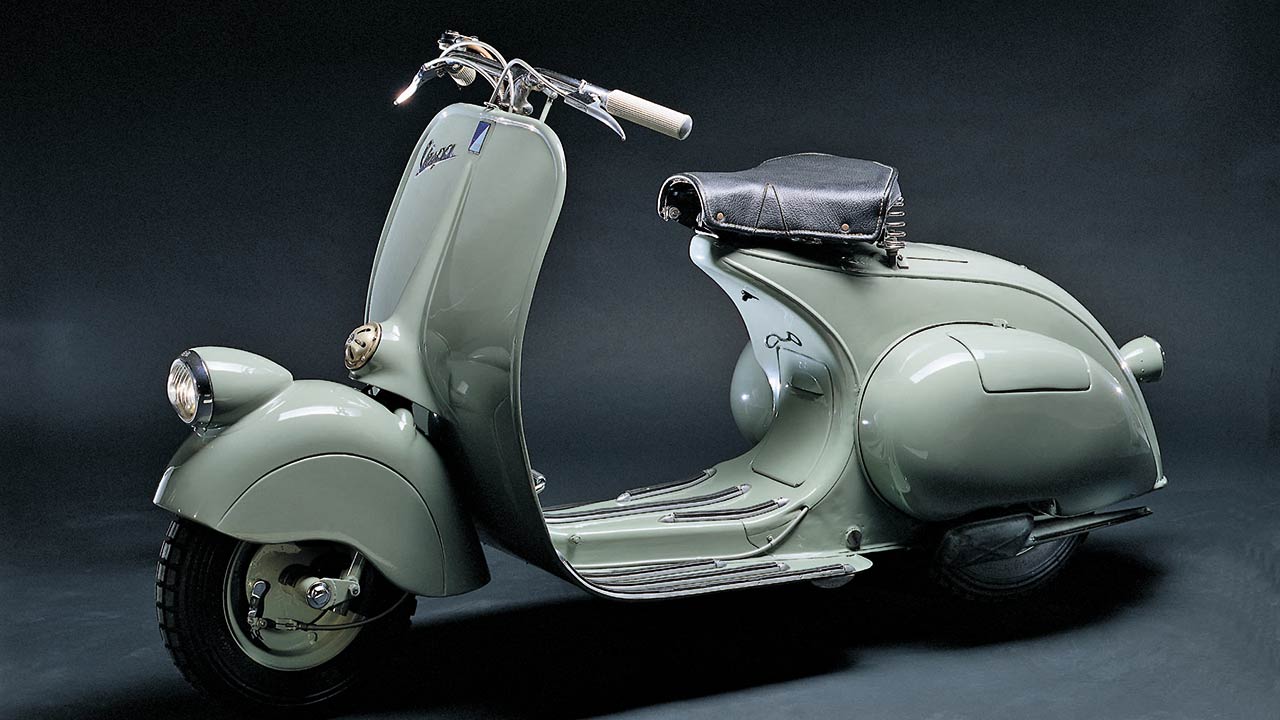 Die Vespa 98 – 1946 das erste Serienmodell der Marke Vespa und eine Art Ur-Mutter des Roller-Genres.