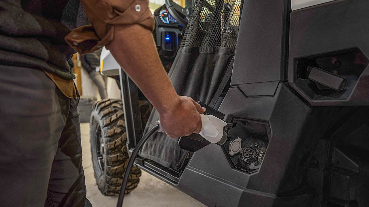 Strom statt Benzin soll der Ranger-Fahrer künftig zapfen. Im Sommer 2022 soll der erste vollelektrische Polaris Ranger debütieren.