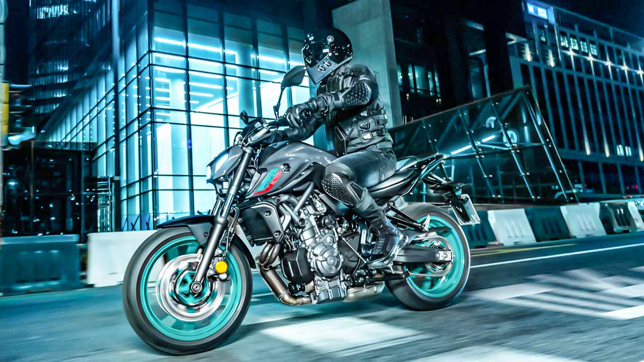 Yamahas Naked Bike MT-07 rangiert aktuell auf Rang Drei der in diesem Jahr meistverkauften Krafträder in Deutschland. Für den Jahrgang 2023 gibt es kleine, aber feine Modifikationen.