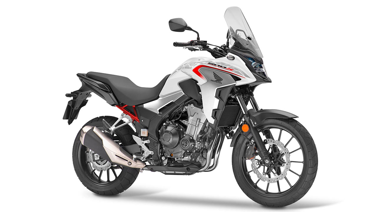 Honda CB500X anno 2021 in der Farbe „Pearl Metalloid White“ und mit rotem Heckrahmen.