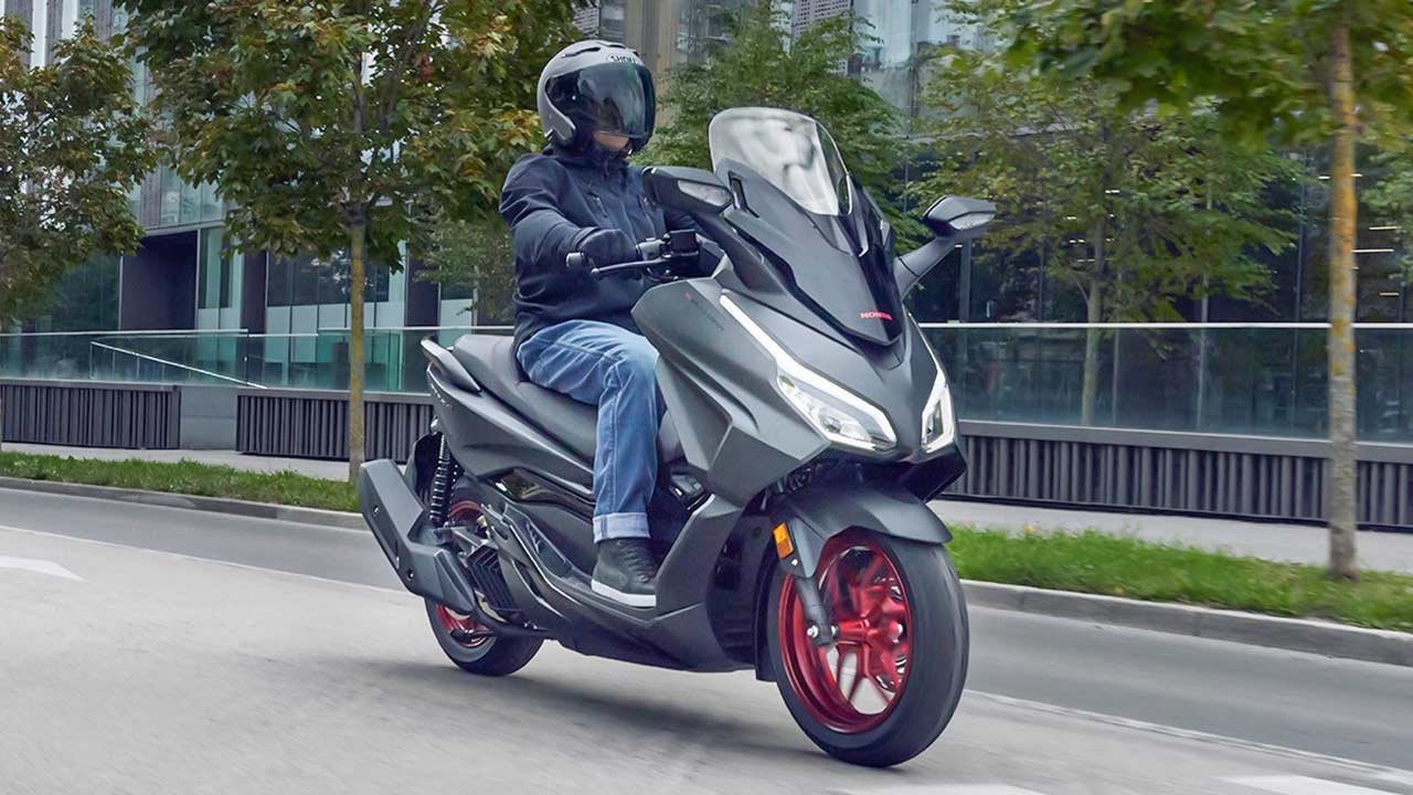 Der Premium-Scooter Forza 125 war 2022 mit 2.115 Einheiten das meistverkaufte Zweirad im Honda-Portfolio.