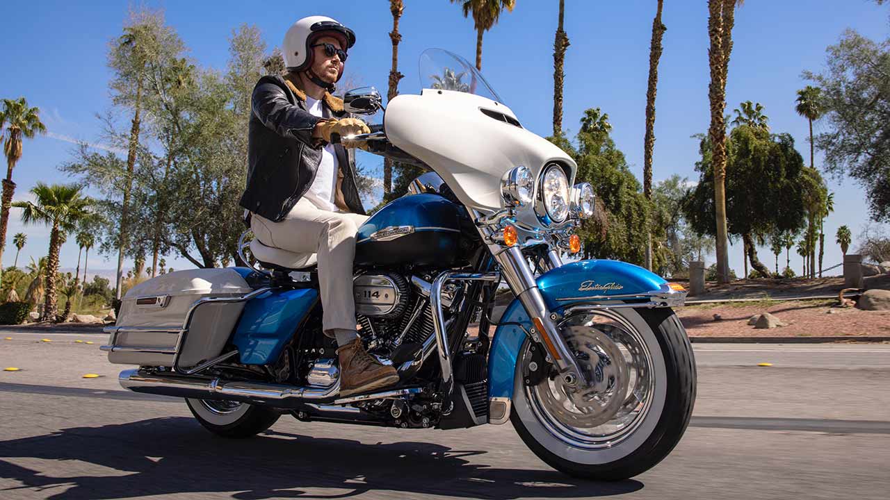 Die großformatige Batwing-Verkleidung in strahlendem Weiß ist das optische Kernelement der neuen „Electra Glide Revival“, mit der Harley-Davidson die neue Reihe Icons Collection eröffnet.