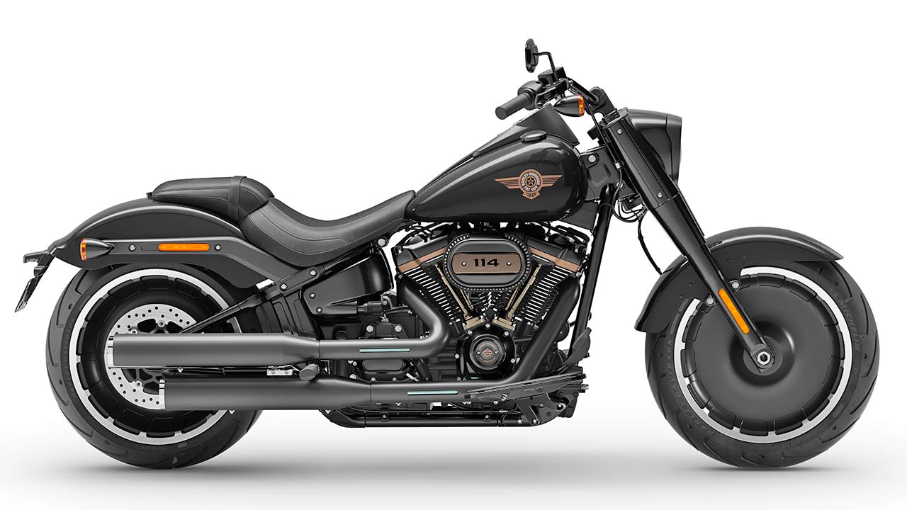Jubiläumsmodell zum Geburtstag einer Harley-Ikone: Die Fat Boy 30th Anniversary, die ganz in Schwarz mit bronzefarbenen Akzenten vorfährt.