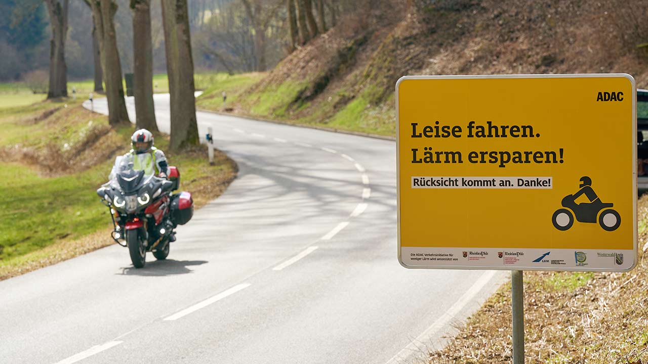 An der Landstrasse im Gelbachtal hat der ADAC Mittelrhein ein Schild platziert, das Biker für rücksichtsvolle Fahrweise sensibilisieren soll.