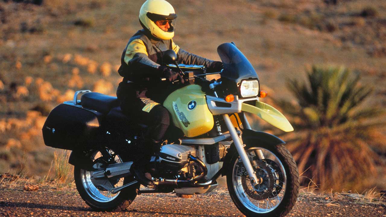 Die R 1100 GS, hier in Kalahari-Gelb, war 1993 die erste GS mit Vierventil-Boxer und Telelever-Aufhängung an der Front.