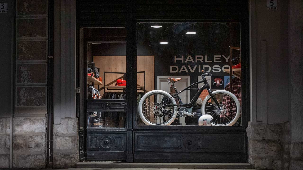 Harley-Davidson möchte sich als cooler, hipper Modeanbieter präsentieren – und eröffnete dazu Pop-up-Stores, temporäre Ladengeschäfte, bislang in Italien und Portugal. Weitere sollen folgen.
