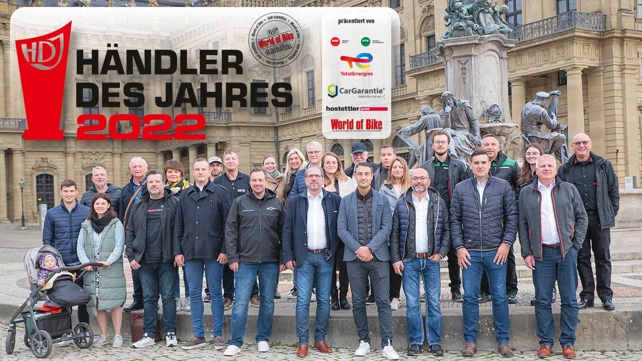 Gruppenbild mit Siegern: Die Teilnehmer an der Veranstaltung World of Bike „Händler des Jahres“ 2022 vor dem Hintergrund der Residenz Würzburg.