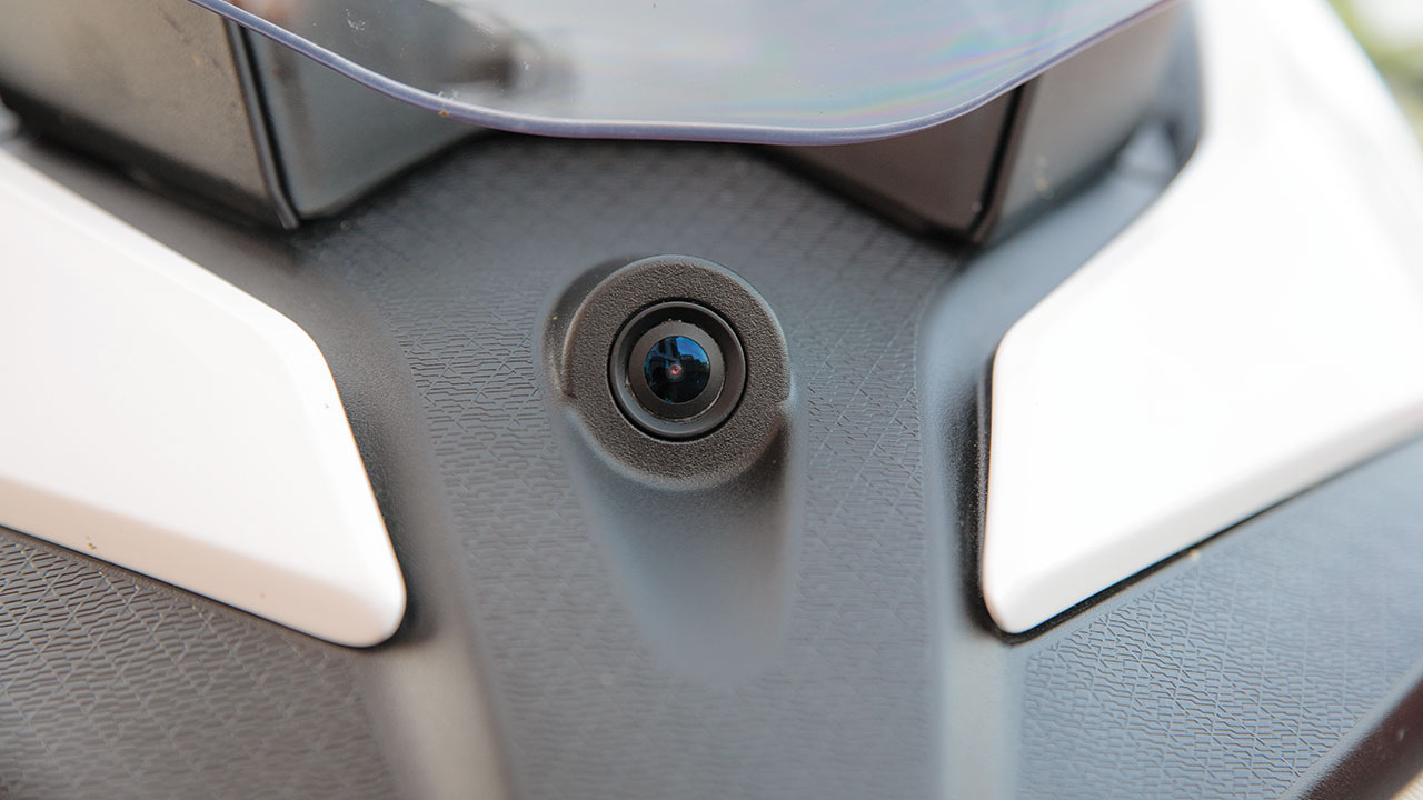 In der Frontverkleidung sitzt eine HD-Kamera, die mit Speicherkarte im rechten Handschuhfach beständig aufzeichnet, sobald die Zündung aktiviert ist.