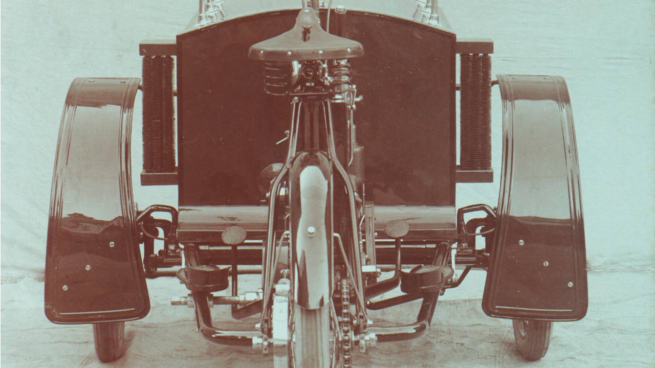 Techniksprung: Beim LW-Dreirad sorgte eine Wasserkühlung mit zwei seitlich angeordneten, eng gerippten Elementen für den Temperaturhaushalt des Motors. Der Kühlkreislauf benötigte keine Wasserpumpe.