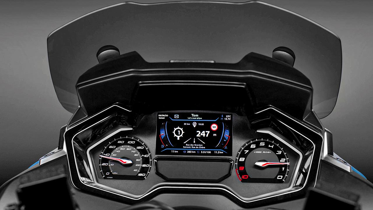Das frisch gezeichnete Cockpit nimmt Design-Anleihen am Pkw Peugeot 308 und liefert Fahrzeuginfos ebenso wie Konnektivität und Navigation.
