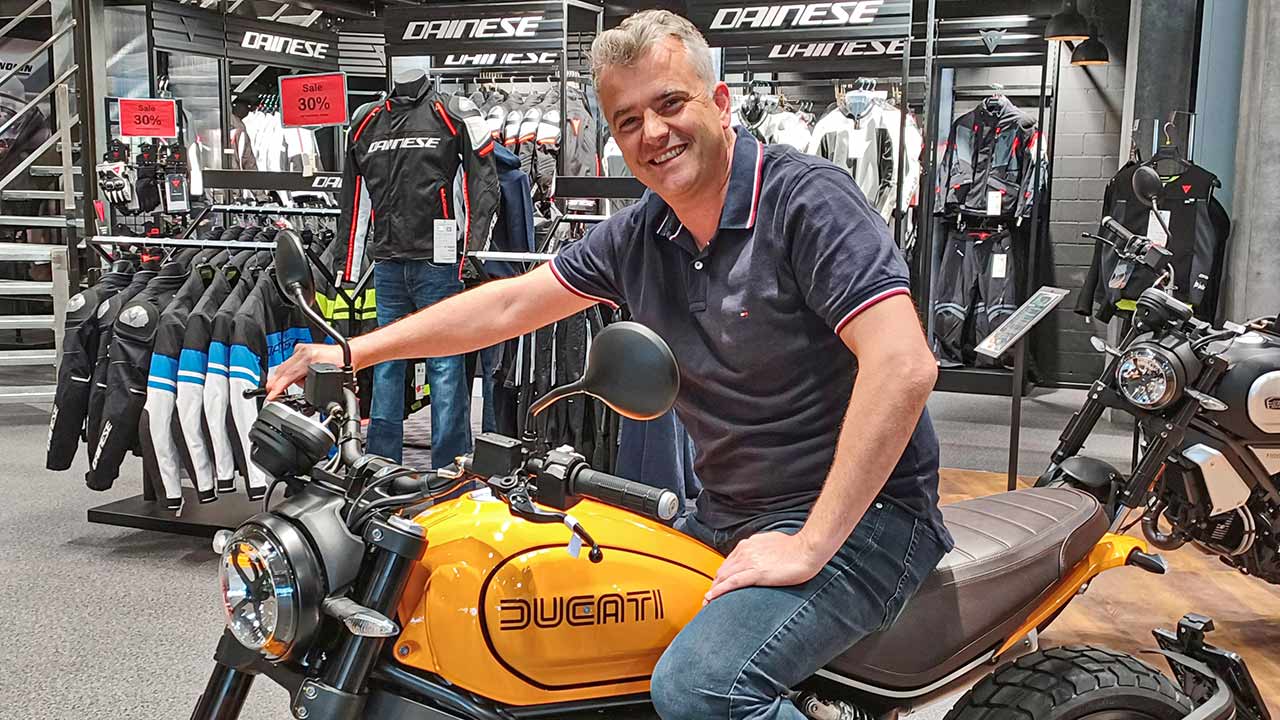 Yves Vollenweider, Chef der Hostettler Moto AG, freut sich über sein neues Premium-Outlet.