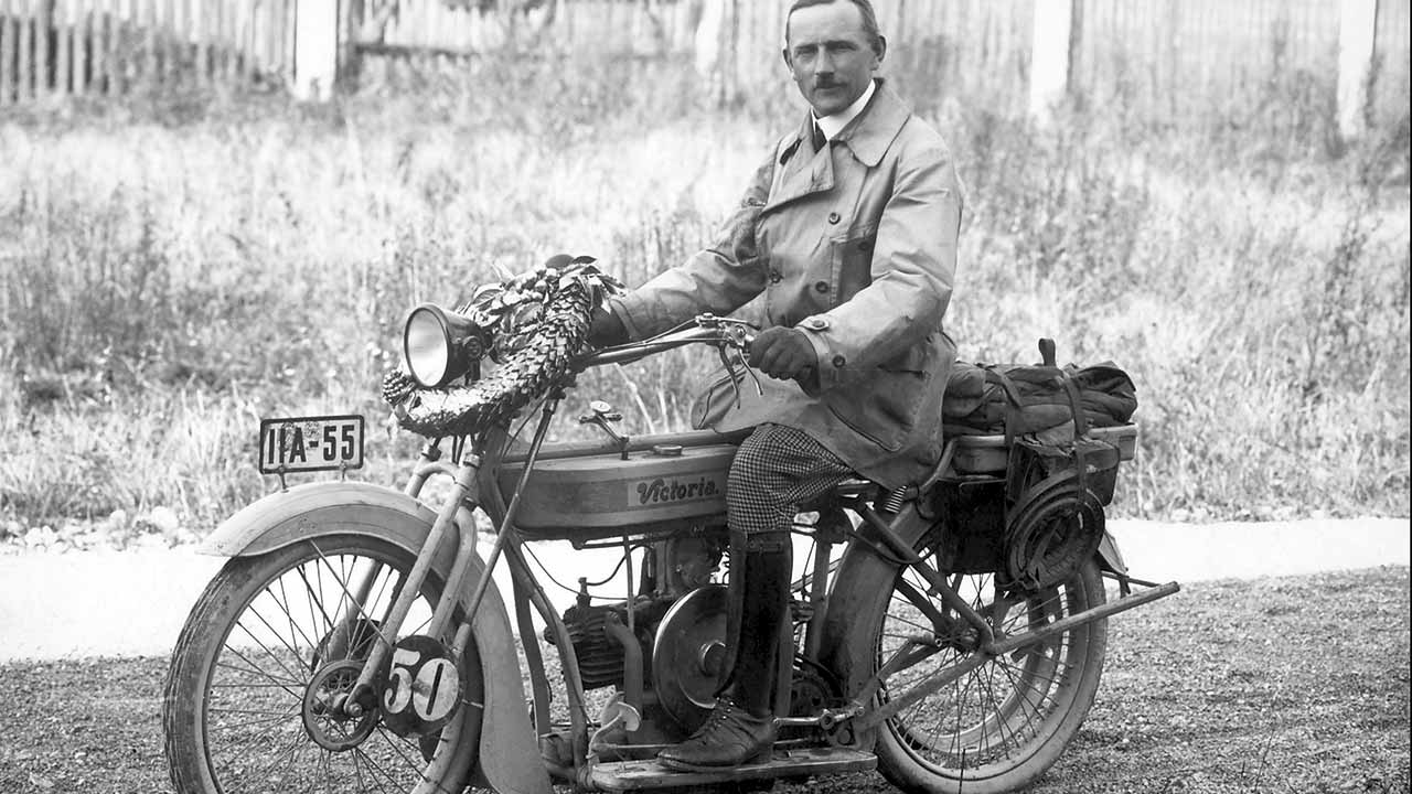 Martin Stolle auf einer Victoria mit dem M 2 B 15 Motor („Bayern-Kleinmotor“) von BMW (ca. 1921).