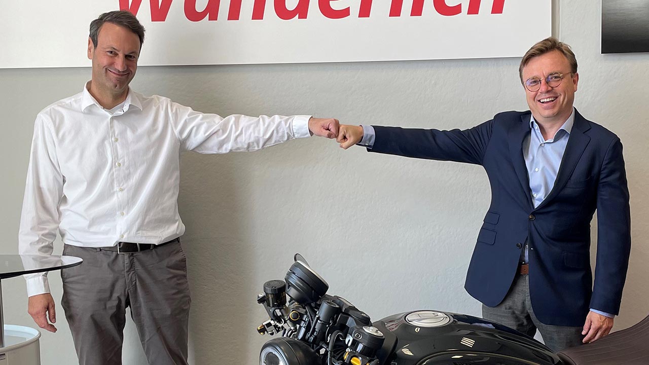 Besiegelten den Deal: Christophe Piron (re.), CEO von BIHR, und Dr. Oliver Moosmayer (li.), ehemaliger Mehrheitsgesellschafter und Geschäftsführer von Paaschburg & Wunderlich.