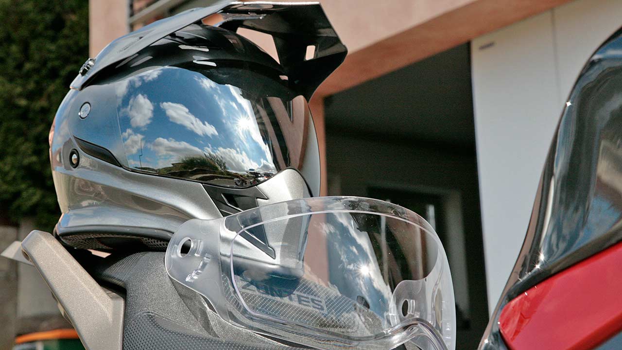 Serienmäßig wird der Z1R-Helm mit einem Klarglasvisier ausgeliefert. Das verspiegelte kostet lediglich 20 Euro Aufpreis.