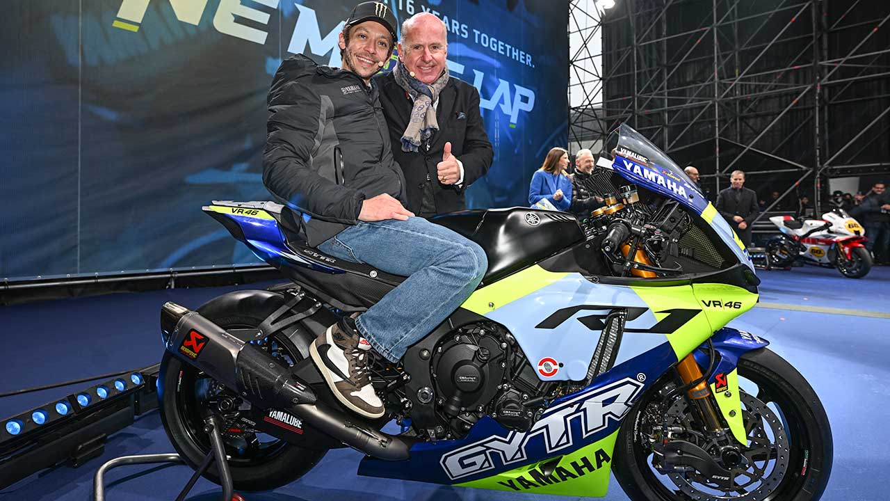 Auch der mächtige Yamaha Europa-Chef Érich De Seynes richtete warme Worte an seinen scheidenden Star und überreichte als Abschiedsgeschenk ein Sondermodell der R1, das man zu Ehren Rossis aufgelegt hat.