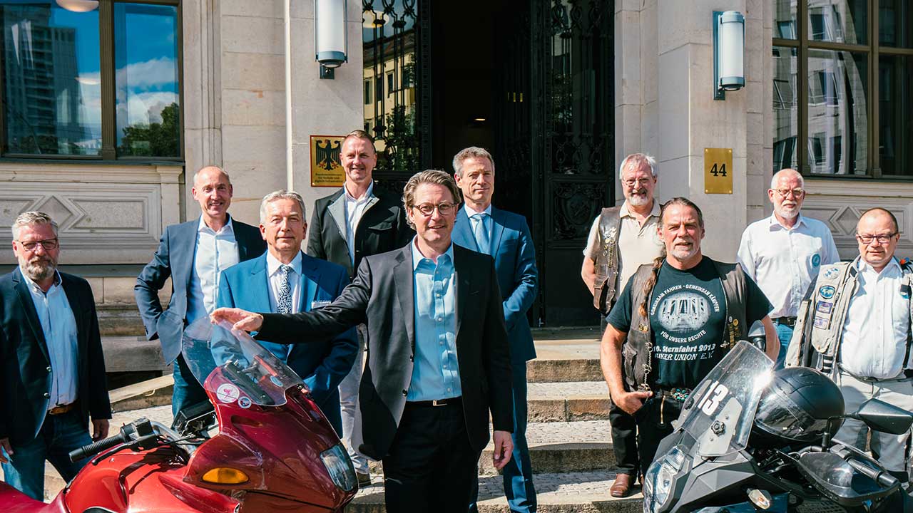 Bundesverkehrsminister Andreas Scheuer (CSU) empfing neben Vertretern des Industrie-Verbands Motorrad (IVM) auch Repräsentanten der Biker Union (BU), des Bundesverbands der Motorradfahrer (BVDM) sowie der Initiative Schräglagenfreiheit.