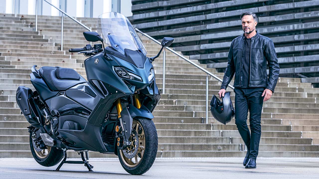 Yamahas Top-Scooter T-Max erfährt für 2022 ein gerüttelt' Maß an Auffrischung.