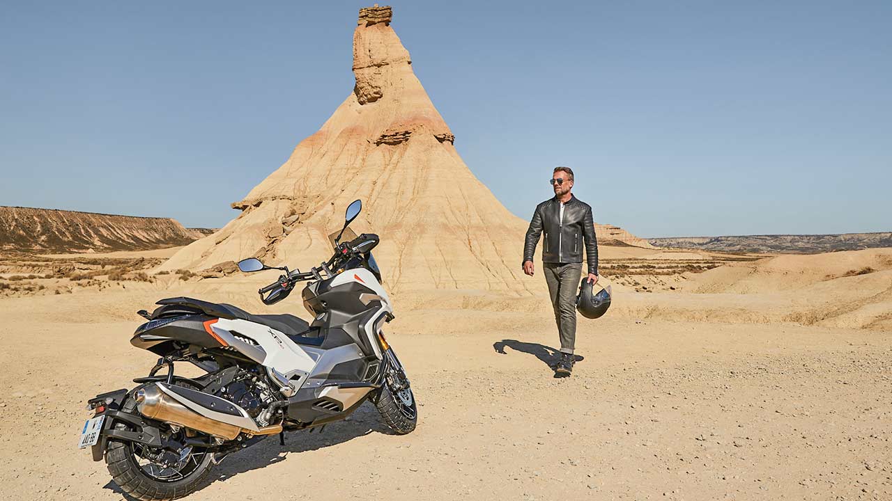 Auf der EICMA präsentierte Peugeot Motocycles den wüstentauglichen Sportroller XP 400. Vor wenigen Wochen wurde bekannt, dass der Investor Mutares den Traditionsfertiger künftig kontrolliert – eine Partnerschaft, die hoffentlich nicht auf Sand gebaut ist. 