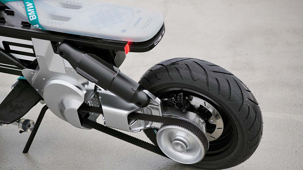Einarmschwinge, Riemenantrieb, minimalistische LED-Beleuchtung, frei drehendes, voluminöses Hinterrad sind Teil der BMW Concept CE 02.