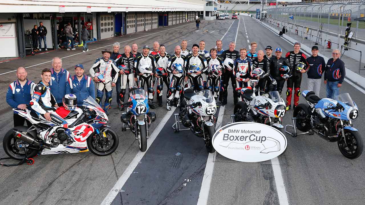 Gruppenbild mit Superbike: Die jungen und jung gebliebenen Wilden des „BMW Motorrad BoxerCups promoted by Wilbers“.