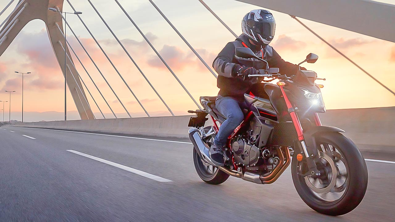 Mit der CB750 Hornet ergänzt Honda sein Mittelklasse-Sortiment um ein feines, leichtes und schlankes Naked Bike.