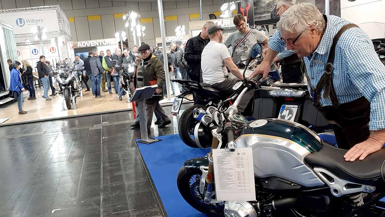 Die Motorradmesse in Dortmund läuft. Am Stand von MV Motorrad Technik in Halle 4 dreht sich vieles um das Thema Ergonomie beim Fahren.