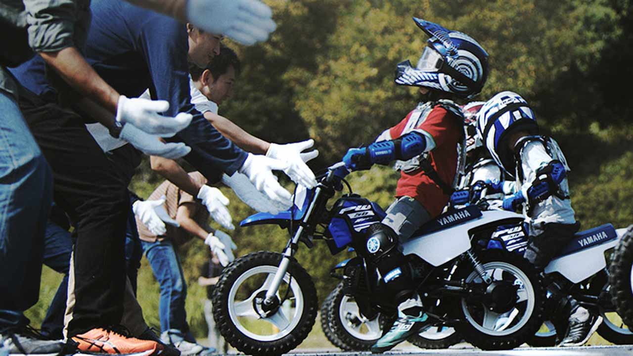 Eltern-Kind-Turnen auf zwei Rädern: Yamaha betreibt das im eigenen Land systematisch.