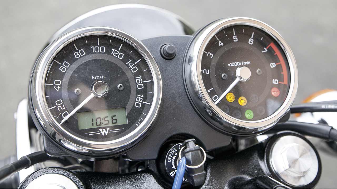 Das Instrumentenbord der W800 folgt der optischen Grundlinie des Bikes und kommt beinahe zur Gänze analog daher. Erfrischend klar.