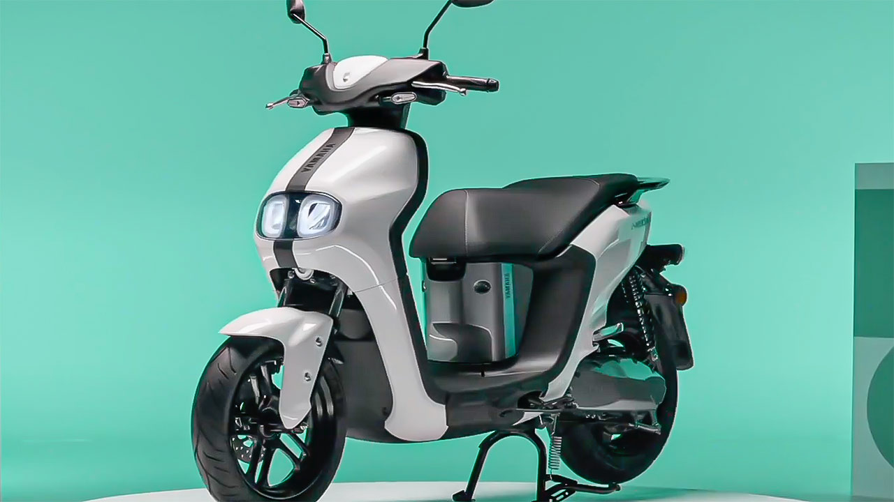 Yamahas Elektroroller NEOs soll in den kommenden Wochen in den Handel kommen und als 50-Kubik-Äquivalent – heißt: in der Mopedklasse – an den Start gehen.